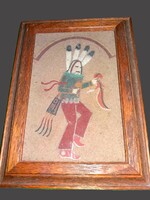 Eredeti indián NAVAHO- GYÓGYÍTÓ ERŐ KATCHINA figurás HOMOKFESTETT KÉP művész által dedikált 19x14cm