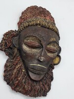 Afrikai faragott fa maszk raffia díszítéssel – látványos törzsi dekoráció