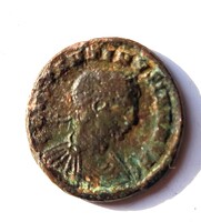 Római bronz CONSTANTINUS II iunior Katonák zászlóval (P25)