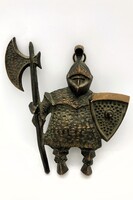Zoltán Tamás (1939-2023): Páncélos lovag, mid-century iparművészeti bronz falidísz, 1970-es évek