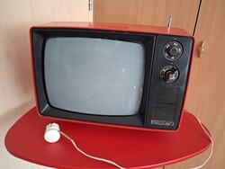 Retró orosz Junost kis TV, piros. Hang és a képen látható kép van.