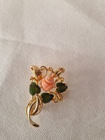 Valódi korall rózsával és jade levelekkel díszített,  aranyozott, új bross / kitűző -- 5x3,5 cm