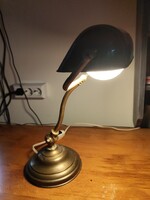 Vintage fémbúrás sárgaréz bankárlámpa zöld-fehér zománcozott búrával– stabil, működő állapotban