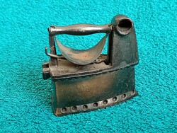 Miniatűr 01 - fém ceruzahegyező antik parázs vasaló forma ceruza hegyező 5,5x3x5cm