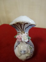 Német porcelán mini váza, maci figura az oldalán, rózsa masnival, magassága 8,5 cm. Emi