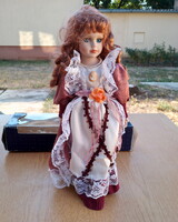 40 cm-es vintage porcelánbaba állvánnyal, dobozában