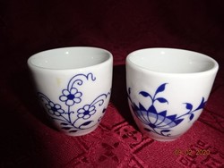 2 db együtt eladó Német porcelán pálinkás kupica, kobalt kék mintával. Vanneki!