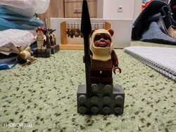 A hős Ewok maci. Lego figura. Star Wars. Mágneses talpon.