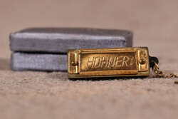 Hohner mini szájharmonika kulcstartó tokban Németország 1950–1970-es évek