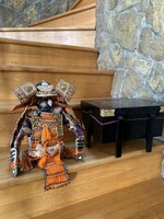 Japán szamuráj páncél miniatűr (Yoroi/Kabuto) lakkozott ládájával