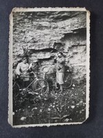 Régi fotó Kerékpáros kirándulók sziklafalnál – kb. 1930–40-es évek