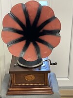 Piros tölcséres gramofon