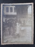 Antik fotó Piac árusokkal és városi kúttal Sebilj Szerbia kb. 1910–1920  feltehetően üvegnegatívról