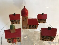 HÁZ  - 5 db - FA - FALU - TEMPLOM - 8 x 6 x 2,5 cm - HÁZ - 5 x 3,5 x 1,5 cm - OSZTRÁK - HIBÁTLAN