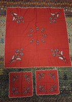 Piros-fehér virágmintás hímzett terítő szett (75x75 cm + 2 db 24x24 cm)