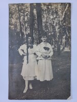 Antik fotó Két fiatal nő matrózgalléros ruhában erdei környezetben 1920-as évek