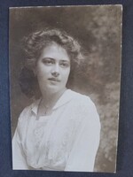 Antik fotó Fiatal nő portréja fehér ruhában, kb. 1905–1915