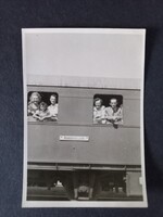 Régi fotó „Nemdohányzók” vasúti kocsiban utazó család 1950-es évek