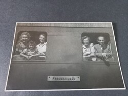 Régi fotó „Nemdohányzók” vasúti kocsi ablakában utasok 1950-es évek