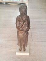 R Kiss Lenke bronz anya gyermekével.