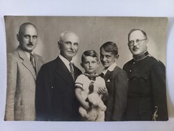 Régi fotó Családi csoportkép pap/lelkész társaságában, Szolnok, kb. 1930-as évek