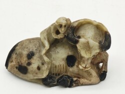 Antik kínai kézzel faragott zsírkő szobor Majom a bivalyon (8x5 cm)