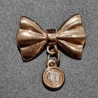 Vintage arany színű masni alakú bross, kitűző kristály fityegővel