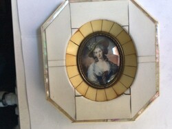 Antik portré, 18. századi stílusú nemes hölgyet ábrázol.. Finoman kidolgozott miniatúra. 16 x 15 cm.