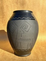 Vintage régi iparművészeti népművészeti fekete kerámia váza archaikus stilizált kos (élet)fa motívum