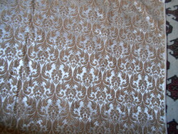 Brokát terítő   nagyméretű  mogyorószín- ezüst szép mintával  170 cm X 118 cm