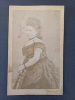 Antik CDV női portré hölgy díszes ruhában Strelisky L. 1890/1900 körül