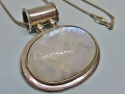 Régi art deco stílusú ezüstmedál  szép nagyméretű holdkővel ezüstnyakláncon