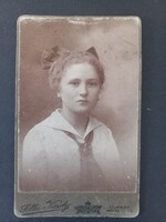 Antik CDV fiatal lány portré Sellei Károly Újpest 1900 körül