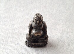Régi mini Buddha bronz vagy réz szobor, figura, 2,4 cm