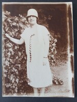 Antik fotó Fiatal nő kalapban, egész alakos portré, 1920-as évek