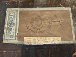 Dohány, cigaretta, szivarkás fa doboz, 1920-as évekből, nagyon jó állapotban, szép papírcimkékkel
