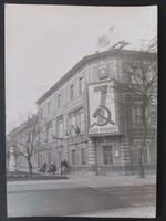 Régi fotó November 7-i kommunista ünnepi dekoráció sarló-kalapáccsal, budapesti utcakép 1972