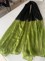 Nagyméretű viszkóz és selyem sál ombre fekete és kiwizöld színben, 220 x 80 cm