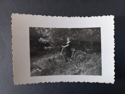 Régi fotó Nő kerékpárral a szabadban, 1930–40-es évek
