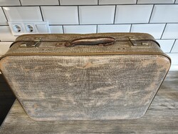 Bőrönd/koffer, szürke színű, fém fogantyúval és csatokka Mérete: 55x38x18 cm
