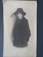 Elegáns fiatal nő tollas kalapban és prémmel – műtermi portré, kb. 1910-es évek