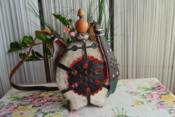 Nagyméretű magyar csikóbőrös kulacs, díszes bőrmunkával – 37 cm