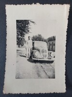 Régi fotó Férfi áramvonalas személyautó mellett /Lancia?/ 1930-as évek