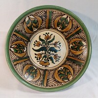 Népi kerámia fali dísztál, kézzel festett zöld-barna virágmintás cseréptál – 10x31 cm