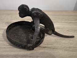Antik, majom alakú cserje- vagy szivarvágó