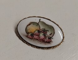 Régi szép állapotú mintás keretes porcelán gyümölcs jelenetes bross kitűző