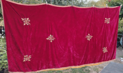 Bordó színű, bársony anyagú hímzett terítő (vagy falikárpit/ágytakaró) 220 x 110 cm.