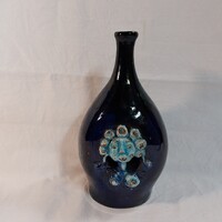 Iparművészeti modern kerámia váza, kobaltkék, figurális díszítéssel (Magasság: 18,5 cm)