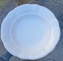 Antik fehér kőporcelán tányér – hullámos, karéjos peremmel