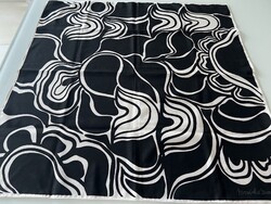 Monique Martin kendő fekete-fehér absztrakt mintával,  67 x 67 cm